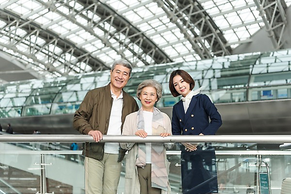 포토 JPG 여자 노년 남자 여행 유니폼 난간 안내 실내 서기 미소 상반신 20대 앞모습 세명 노부부 한국인 잡기 60대 공항 승무원 인천국제공항 국내포토 직업 부부 옷 뷰포인트 교통시설 모션 표정 사람 동양인 청년 성인 내부 인천 파일형식