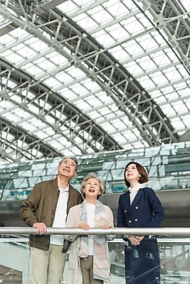 포토 JPG 여자 노년 남자 여행 유니폼 난간 안내 실내 서기 미소 상반신 20대 앞모습 세명 노부부 한국인 잡기 60대 공항 승무원 인천국제공항 국내포토 직업 부부 옷 뷰포인트 교통시설 모션 표정 사람 동양인 청년 성인 내부 인천 파일형식