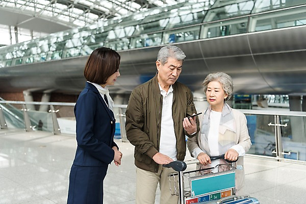 포토 JPG 여자 노년 남자 여행 유니폼 안내 실내 서기 상반신 20대 앞모습 옆모습 세명 스마트폰 노부부 카트 한국인 도움 60대 공항 승무원 인천국제공항 국내포토 직업 부부 옷 뷰포인트 컨셉 교통시설 모션 사람 동양인 청년 성인 내부 핸드폰 스마트기기 인천 파일형식