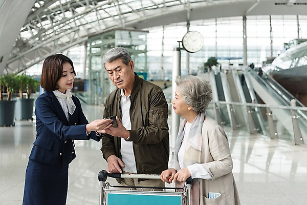 포토 JPG 여자 노년 남자 여행 유니폼 안내 실내 서기 상반신 20대 옆모습 세명 스마트폰 노부부 카트 한국인 도움 60대 공항 승무원 인천국제공항 국내포토 직업 부부 옷 뷰포인트 컨셉 교통시설 모션 사람 동양인 청년 성인 내부 핸드폰 스마트기기 인천 파일형식
