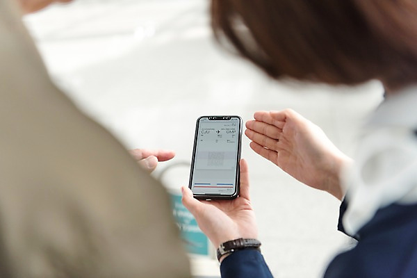 포토 JPG 손 여자 노년 남자 여행 유니폼 안내 실내 서기 20대 성인 두명 신체부위 스마트폰 한국인 도움 60대 공항 승무원 인천국제공항 국내포토 직업 옷 컨셉 교통시설 모션 사람 동양인 청년 내부 핸드폰 스마트기기 인천 파일형식