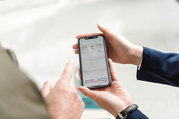 포토 JPG 손 여행 유니폼 안내 실내 서기 20대 신체부위 스마트폰 한국인 도움 60대 공항 승무원 인천국제공항 국내포토 직업 옷 노년 컨셉 교통시설 모션 사람 동양인 청년 내부 핸드폰 스마트기기 인천 파일형식