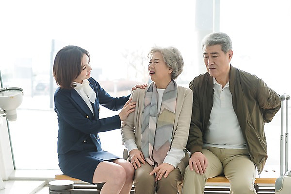 포토 JPG 여자 노년 남자 여행 유니폼 의자 실내 앉기 상반신 20대 앞모습 옆모습 세명 노부부 고통 한국인 도움 60대 공항 승무원 인천국제공항 국내포토 직업 부부 옷 감정 뷰포인트 가구 컨셉 교통시설 모션 사람 동양인 청년 성인 내부 인천 파일형식