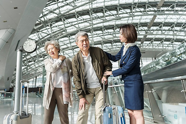 포토 JPG 여자 노년 남자 여행 유니폼 실내 피곤 서기 상반신 20대 앞모습 옆모습 세명 캐리어 노부부 한국인 60대 공항 승무원 시계탑 인천국제공항 힘듦 국내포토 직업 부부 옷 뷰포인트 컨셉 교통시설 모션 사람 동양인 청년 성인 내부 탑 여행가방 인천 파일형식