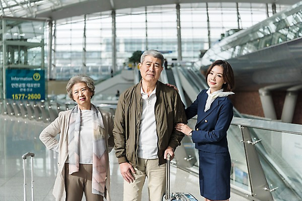 포토 JPG 여자 노년 남자 여행 유니폼 실내 피곤 서기 미소 상반신 20대 앞모습 세명 캐리어 노부부 한국인 도움 찡그림 60대 공항 승무원 인천국제공항 힘듦 국내포토 직업 부부 옷 뷰포인트 컨셉 교통시설 모션 표정 사람 동양인 청년 성인 내부 여행가방 인천 파일형식
