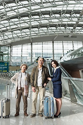 포토 JPG 전신 여자 노년 남자 여행 유니폼 실내 피곤 서기 20대 앞모습 세명 캐리어 노부부 한국인 잡기 도움 60대 공항 승무원 인천국제공항 힘듦 국내포토 직업 부부 옷 뷰포인트 컨셉 교통시설 모션 사람 동양인 청년 성인 내부 여행가방 인천 파일형식