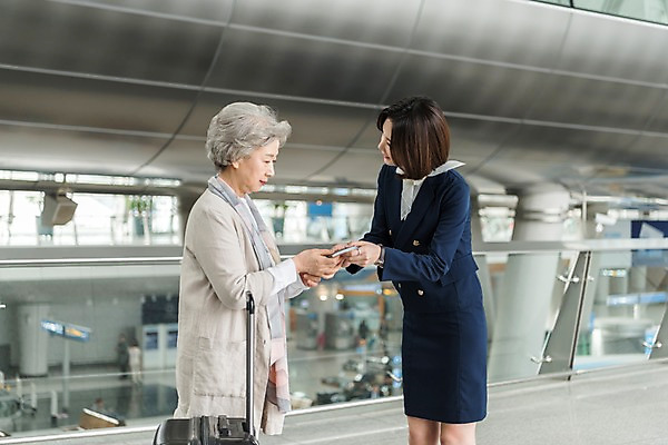포토 JPG 여자 노년 여행 유니폼 실내 서기 상반신 20대 두명 옆모습 마주보기 캐리어 한국인 도움 60대 공항 승무원 여권 인천국제공항 국내포토 직업 옷 뷰포인트 컨셉 교통시설 모션 사람 동양인 청년 성인 내부 여행가방 인천 파일형식
