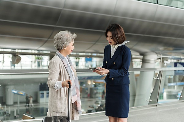 포토 JPG 여자 노년 여행 유니폼 실내 대화 서기 미소 상반신 20대 두명 옆모습 마주보기 캐리어 한국인 도움 60대 공항 승무원 여권 인천국제공항 국내포토 직업 옷 뷰포인트 컨셉 교통시설 모션 표정 말하기 사람 동양인 청년 성인 내부 여행가방 인천 파일형식