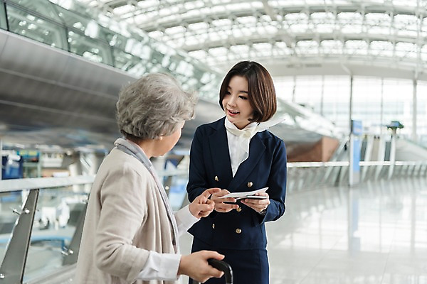포토 JPG 여자 노년 여행 유니폼 실내 대화 서기 상반신 20대 두명 앞모습 뒷모습 마주보기 캐리어 한국인 도움 60대 공항 승무원 여권 인천국제공항 국내포토 직업 옷 뷰포인트 컨셉 교통시설 모션 말하기 사람 동양인 청년 성인 내부 여행가방 인천 파일형식