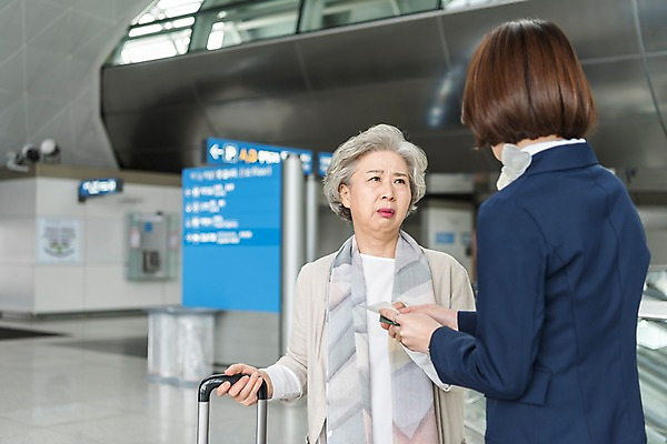 포토 JPG 여자 노년 여행 유니폼 실내 대화 서기 상반신 20대 두명 앞모습 뒷모습 마주보기 캐리어 한국인 도움 60대 공항 승무원 여권 곤란 인천국제공항 국내포토 직업 옷 뷰포인트 컨셉 교통시설 모션 말하기 사람 동양인 청년 성인 내부 여행가방 인천 파일형식