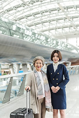 포토 JPG 여자 노년 여행 유니폼 실내 서기 미소 상반신 20대 두명 앞모습 캐리어 한국인 도움 60대 공항 승무원 인천국제공항 국내포토 직업 옷 뷰포인트 컨셉 교통시설 모션 표정 사람 동양인 청년 성인 내부 여행가방 인천 파일형식