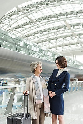 포토 JPG 여자 노년 여행 유니폼 실내 대화 서기 미소 상반신 20대 두명 앞모습 마주보기 캐리어 한국인 도움 60대 공항 승무원 인천국제공항 국내포토 직업 옷 뷰포인트 컨셉 교통시설 모션 표정 말하기 사람 동양인 청년 성인 내부 여행가방 인천 파일형식