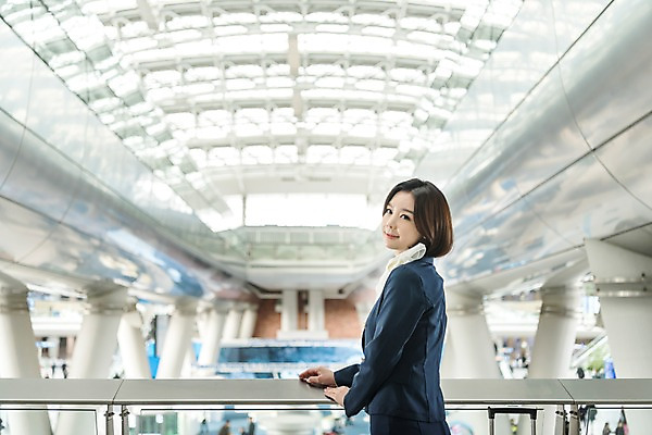 포토 JPG 여자 여행 유니폼 난간 실내 한명 서기 미소 상반신 20대 뒷모습 한국인 잡기 뒤돌아보기 공항 승무원 인천국제공항 성인여자한명만 국내포토 직업 1 옷 뷰포인트 교통시설 모션 표정 사람 동양인 청년 내부 인천 여자한명만 성인여자만 파일형식