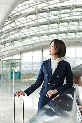 포토 JPG 응시 여자 여행 유니폼 난간 실내 한명 서기 상반신 20대 앞모습 캐리어 기댐 한국인 공항 승무원 인천국제공항 성인여자한명만 국내포토 직업 1 시선 옷 뷰포인트 교통시설 모션 사람 동양인 청년 내부 여행가방 인천 여자한명만 성인여자만 파일형식