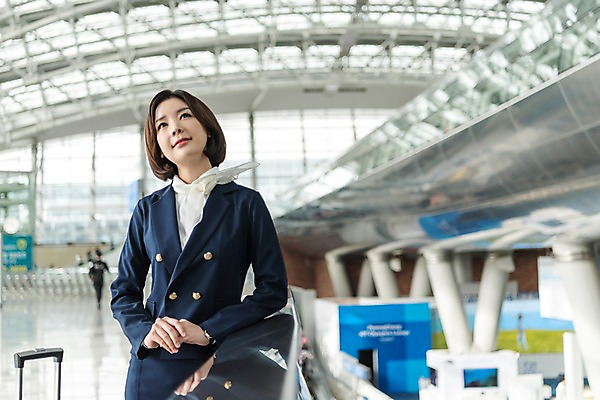 포토 JPG 여자 여행 유니폼 실내 한명 서기 미소 상반신 20대 앞모습 캐리어 한국인 공항 승무원 손모으기 인천국제공항 성인여자한명만 국내포토 직업 1 옷 뷰포인트 교통시설 모션 표정 사람 동양인 손짓 청년 내부 여행가방 인천 여자한명만 성인여자만 파일형식