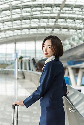 포토 JPG 여자 여행 유니폼 실내 한명 서기 미소 상반신 20대 뒷모습 캐리어 한국인 뒤돌아보기 공항 승무원 인천국제공항 성인여자한명만 국내포토 직업 1 옷 뷰포인트 교통시설 모션 표정 사람 동양인 청년 내부 여행가방 인천 여자한명만 성인여자만 파일형식