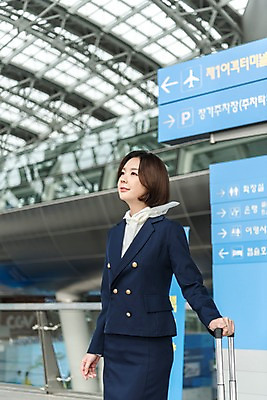 포토 JPG 응시 여자 여행 유니폼 실내 한명 서기 미소 상반신 20대 앞모습 캐리어 한국인 표지판 공항 승무원 인천국제공항 성인여자한명만 국내포토 직업 1 시선 옷 뷰포인트 교통시설 모션 알림판 표정 사람 동양인 청년 내부 여행가방 인천 여자한명만 성인여자만 파일형식