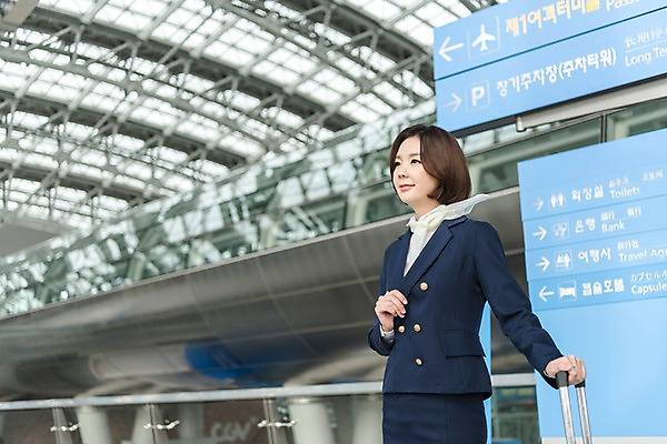 포토 JPG 응시 여자 여행 유니폼 실내 한명 서기 미소 상반신 20대 앞모습 캐리어 한국인 표지판 공항 승무원 인천국제공항 성인여자한명만 국내포토 직업 1 시선 옷 뷰포인트 교통시설 모션 알림판 표정 사람 동양인 청년 내부 여행가방 인천 여자한명만 성인여자만 파일형식