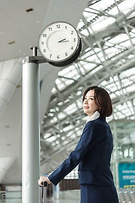 포토 JPG 여자 여행 유니폼 실내 한명 서기 상반신 20대 뒷모습 캐리어 한국인 뒤돌아보기 공항 승무원 시계탑 인천국제공항 성인여자한명만 국내포토 직업 1 옷 뷰포인트 교통시설 모션 사람 동양인 청년 내부 탑 여행가방 인천 여자한명만 성인여자만 파일형식