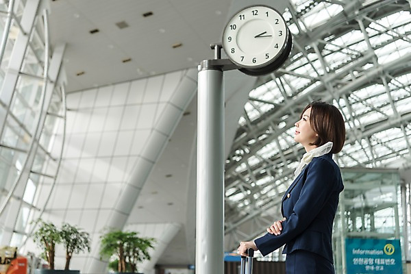 포토 JPG 여자 여행 유니폼 실내 한명 서기 상반신 20대 옆모습 캐리어 한국인 공항 승무원 시계탑 인천국제공항 성인여자한명만 국내포토 직업 1 옷 뷰포인트 교통시설 모션 사람 동양인 청년 내부 탑 여행가방 인천 여자한명만 성인여자만 파일형식