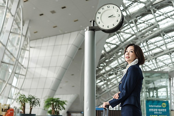 포토 JPG 여자 여행 유니폼 실내 한명 서기 상반신 20대 옆모습 캐리어 한국인 공항 승무원 시계탑 인천국제공항 성인여자한명만 국내포토 직업 1 옷 뷰포인트 교통시설 모션 사람 동양인 청년 내부 탑 여행가방 인천 여자한명만 성인여자만 파일형식