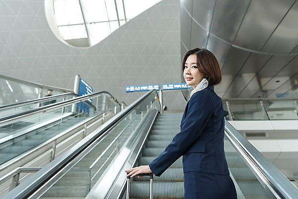 포토 JPG 여자 여행 유니폼 실내 한명 서기 상반신 20대 옆모습 캐리어 한국인 뒤돌아보기 공항 승무원 에스컬레이터 인천국제공항 성인여자한명만 국내포토 직업 1 옷 뷰포인트 교통시설 모션 사람 동양인 청년 내부 여행가방 인천 여자한명만 성인여자만 파일형식
