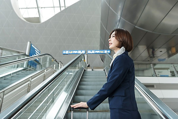 포토 JPG 여자 여행 유니폼 실내 한명 서기 미소 상반신 20대 옆모습 캐리어 한국인 공항 승무원 에스컬레이터 인천국제공항 성인여자한명만 국내포토 직업 1 옷 뷰포인트 교통시설 모션 표정 사람 동양인 청년 내부 여행가방 인천 여자한명만 성인여자만 파일형식