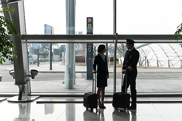 포토 JPG 전신 여자 남자 여행 유니폼 실내 대화 서기 20대 성인 두명 옆모습 30대 마주보기 캐리어 한국인 공항 승무원 창가 동료 기장 인천국제공항 성인만 국내포토 직업 옷 뷰포인트 창문 관계 교통시설 모션 말하기 사람 동양인 청년 내부 장년 여행가방 인천 파일형식