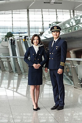 포토 JPG 전신 여자 남자 여행 유니폼 실내 서기 미소 20대 성인 두명 앞모습 30대 한국인 공항 승무원 동료 손모으기 기장 인천국제공항 성인만 국내포토 직업 옷 뷰포인트 관계 교통시설 모션 표정 사람 동양인 손짓 청년 내부 장년 인천 파일형식