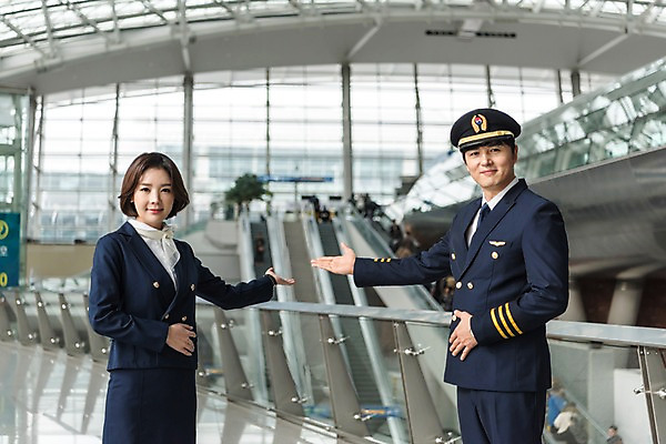 포토 JPG 여자 남자 여행 유니폼 팔벌리기 안내 실내 서기 미소 상반신 20대 성인 두명 앞모습 30대 한국인 공항 승무원 동료 기장 인천국제공항 성인만 국내포토 직업 옷 뷰포인트 관계 교통시설 모션 표정 사람 동양인 청년 내부 장년 인천 파일형식