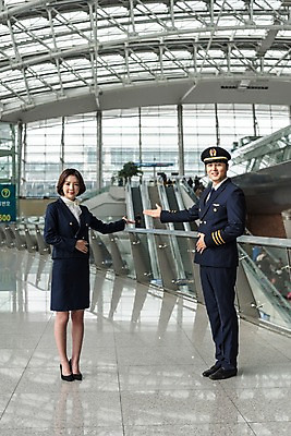 포토 JPG 전신 여자 남자 여행 유니폼 팔벌리기 안내 실내 서기 미소 20대 성인 두명 앞모습 30대 한국인 공항 승무원 동료 기장 인천국제공항 성인만 국내포토 직업 옷 뷰포인트 관계 교통시설 모션 표정 사람 동양인 청년 내부 장년 인천 파일형식