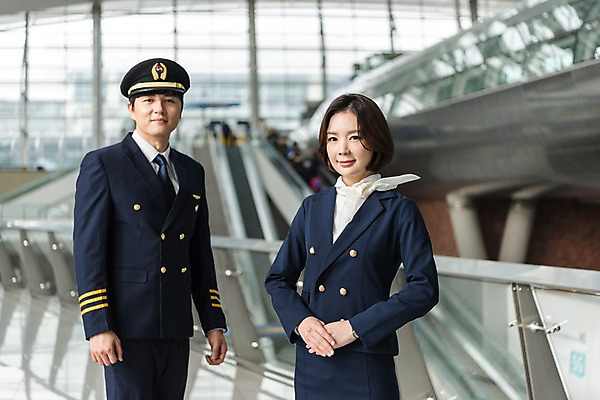 포토 JPG 여자 남자 여행 유니폼 실내 서기 미소 상반신 20대 성인 두명 앞모습 30대 한국인 공항 승무원 동료 손모으기 기장 인천국제공항 성인만 국내포토 직업 옷 뷰포인트 관계 교통시설 모션 표정 사람 동양인 손짓 청년 내부 장년 인천 파일형식