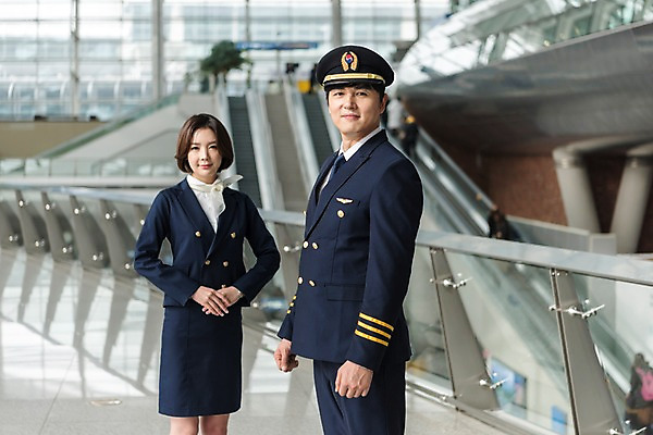 포토 JPG 여자 남자 여행 유니폼 실내 서기 미소 상반신 20대 성인 두명 앞모습 30대 한국인 공항 승무원 동료 손모으기 기장 인천국제공항 성인만 국내포토 직업 옷 뷰포인트 관계 교통시설 모션 표정 사람 동양인 손짓 청년 내부 장년 인천 파일형식