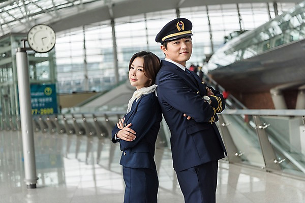 포토 JPG 여자 남자 여행 유니폼 실내 서기 미소 상반신 20대 성인 두명 옆모습 30대 팔짱 한국인 등맞대기 공항 승무원 동료 기장 인천국제공항 성인만 국내포토 직업 옷 뷰포인트 관계 교통시설 모션 표정 사람 동양인 청년 내부 장년 인천 파일형식