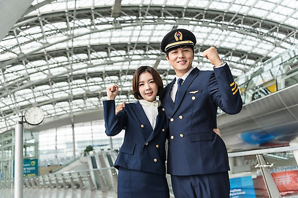 포토 JPG 여자 남자 여행 허리손 유니폼 실내 서기 미소 상반신 20대 성인 두명 앞모습 30대 파이팅 한국인 공항 승무원 동료 기장 인천국제공항 성인만 어깨에손 국내포토 직업 옷 뷰포인트 포즈 관계 교통시설 모션 표정 사람 동양인 청년 내부 장년 인천 파일형식