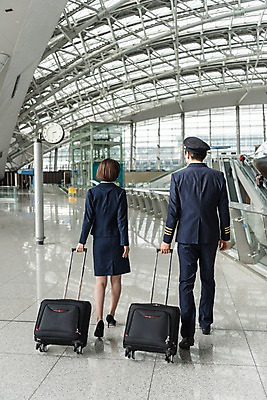 포토 JPG 전신 여자 남자 여행 유니폼 실내 20대 성인 두명 뒷모습 30대 걷기 캐리어 한국인 공항 승무원 동료 시계탑 기장 인천국제공항 성인만 국내포토 직업 옷 뷰포인트 관계 교통시설 모션 사람 동양인 청년 내부 장년 탑 여행가방 인천 파일형식