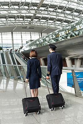 포토 JPG 전신 여자 남자 여행 유니폼 실내 20대 성인 두명 뒷모습 30대 걷기 캐리어 한국인 공항 승무원 동료 에스컬레이터 기장 인천국제공항 성인만 국내포토 직업 옷 뷰포인트 관계 교통시설 모션 사람 동양인 청년 내부 장년 여행가방 인천 파일형식