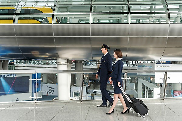 포토 JPG 전신 여자 남자 여행 유니폼 실내 20대 성인 두명 옆모습 30대 걷기 캐리어 한국인 공항 승무원 동료 기장 인천국제공항 성인만 국내포토 직업 옷 뷰포인트 관계 교통시설 모션 사람 동양인 청년 내부 장년 여행가방 인천 파일형식