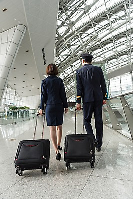 포토 JPG 전신 여자 남자 여행 유니폼 실내 20대 성인 두명 뒷모습 30대 걷기 캐리어 한국인 공항 승무원 동료 기장 나란히 인천국제공항 성인만 국내포토 직업 옷 뷰포인트 관계 교통시설 모션 사람 동양인 청년 내부 장년 여행가방 인천 파일형식