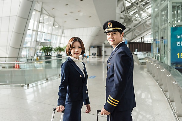 포토 JPG 여자 남자 여행 유니폼 실내 서기 미소 상반신 20대 성인 두명 앞모습 30대 캐리어 한국인 뒤돌아보기 공항 승무원 동료 기장 인천국제공항 성인만 국내포토 직업 옷 뷰포인트 관계 교통시설 모션 표정 사람 동양인 청년 내부 장년 여행가방 인천 파일형식