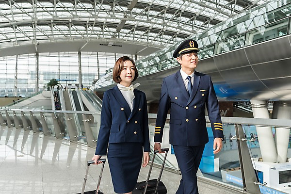 포토 JPG 여자 남자 여행 유니폼 실내 미소 상반신 20대 성인 두명 앞모습 30대 걷기 캐리어 한국인 공항 승무원 동료 기장 인천국제공항 성인만 국내포토 직업 옷 뷰포인트 관계 교통시설 모션 표정 사람 동양인 청년 내부 장년 여행가방 인천 파일형식