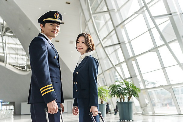 포토 JPG 여자 남자 화분 여행 유니폼 실내 서기 미소 상반신 20대 성인 두명 앞모습 30대 캐리어 한국인 뒤돌아보기 공항 승무원 동료 기장 인천국제공항 성인만 국내포토 직업 옷 뷰포인트 관계 교통시설 모션 표정 사람 동양인 청년 내부 장년 여행가방 인천 파일형식