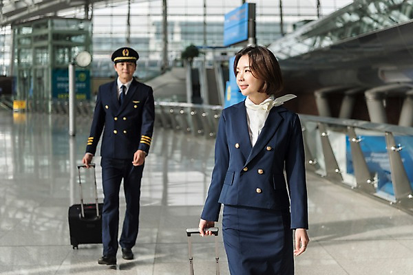 포토 JPG 여자 남자 여행 유니폼 실내 미소 상반신 20대 성인 두명 앞모습 30대 걷기 캐리어 한국인 공항 승무원 동료 기장 인천국제공항 성인만 국내포토 직업 옷 뷰포인트 관계 교통시설 모션 표정 사람 동양인 청년 내부 장년 여행가방 인천 파일형식