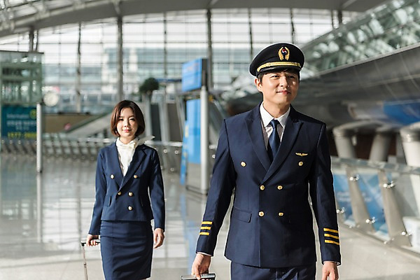 포토 JPG 여자 남자 여행 유니폼 실내 미소 상반신 20대 성인 두명 앞모습 30대 걷기 캐리어 한국인 공항 승무원 동료 기장 인천국제공항 성인만 국내포토 직업 옷 뷰포인트 관계 교통시설 모션 표정 사람 동양인 청년 내부 장년 여행가방 인천 파일형식