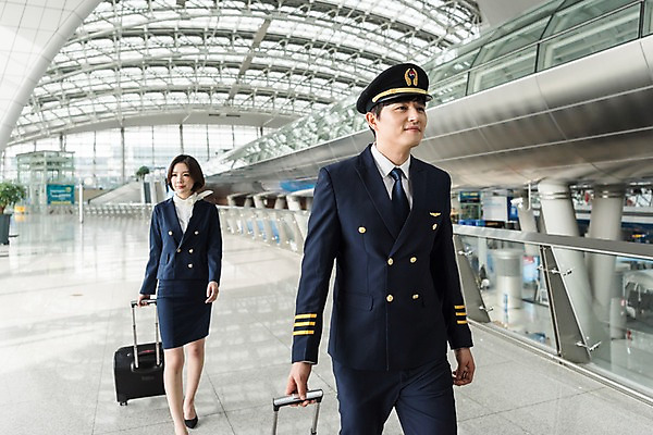 포토 JPG 여자 남자 여행 유니폼 실내 상반신 20대 성인 두명 앞모습 30대 걷기 캐리어 한국인 공항 승무원 동료 기장 인천국제공항 성인만 국내포토 직업 옷 뷰포인트 관계 교통시설 모션 사람 동양인 청년 내부 장년 여행가방 인천 파일형식