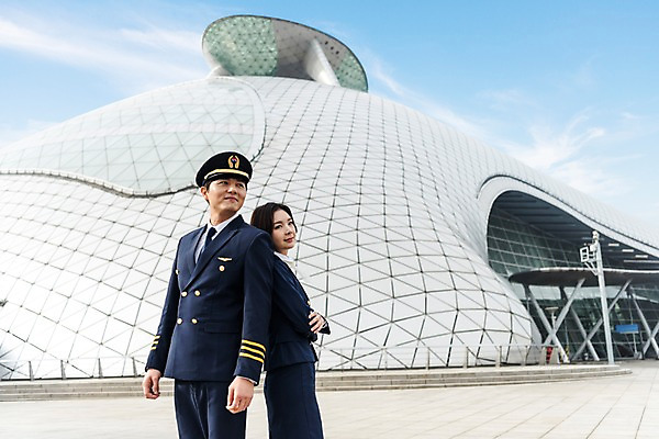 포토 JPG 주간 건축물 응시 여자 남자 여행 유니폼 실내 서기 미소 상반신 20대 성인 야외 두명 옆모습 30대 한국인 등맞대기 공항 승무원 동료 기장 인천국제공항 성인만 국내포토 자연요소 직업 시선 옷 건축 뷰포인트 관계 교통시설 모션 표정 사람 동양인 청년 내부 장년 인천 파일형식