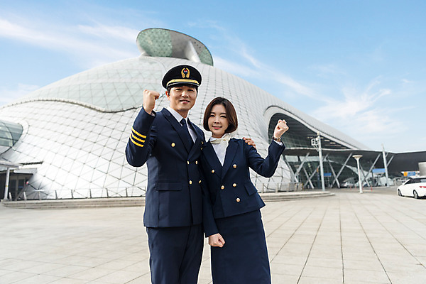 포토 JPG 주간 건축물 여자 남자 여행 유니폼 실내 서기 미소 상반신 20대 성인 야외 두명 앞모습 30대 파이팅 주먹 한국인 공항 승무원 동료 기장 인천국제공항 성인만 어깨에손 국내포토 자연요소 직업 옷 건축 뷰포인트 관계 교통시설 모션 표정 사람 동양인 청년 내부 장년 인천 파일형식