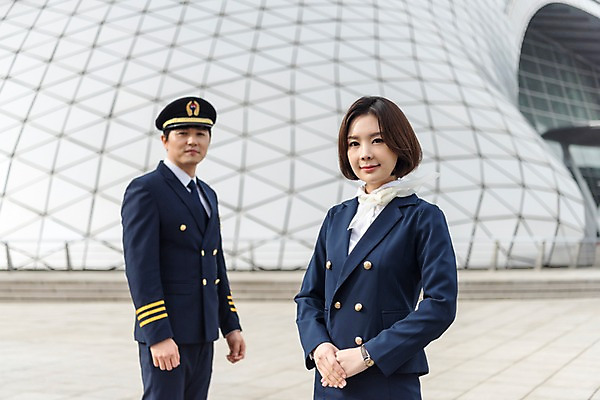 포토 JPG 주간 건축물 여자 남자 여행 유니폼 실내 서기 미소 상반신 20대 성인 야외 두명 앞모습 30대 한국인 공항 승무원 동료 손모으기 기장 인천국제공항 성인만 국내포토 자연요소 직업 옷 건축 뷰포인트 관계 교통시설 모션 표정 사람 동양인 손짓 청년 내부 장년 인천 파일형식