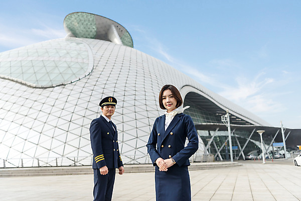 포토 JPG 주간 건축물 여자 남자 여행 유니폼 실내 서기 미소 상반신 20대 성인 야외 두명 앞모습 옆모습 30대 한국인 공항 승무원 동료 손모으기 기장 인천국제공항 성인만 국내포토 자연요소 직업 옷 건축 뷰포인트 관계 교통시설 모션 표정 사람 동양인 손짓 청년 내부 장년 인천 파일형식