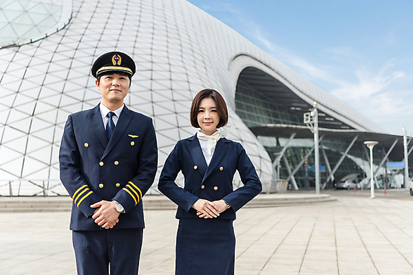포토 JPG 주간 건축물 여자 남자 여행 유니폼 실내 서기 미소 상반신 20대 성인 야외 두명 앞모습 30대 한국인 공항 승무원 동료 손모으기 기장 인천국제공항 성인만 국내포토 자연요소 직업 옷 건축 뷰포인트 관계 교통시설 모션 표정 사람 동양인 손짓 청년 내부 장년 인천 파일형식